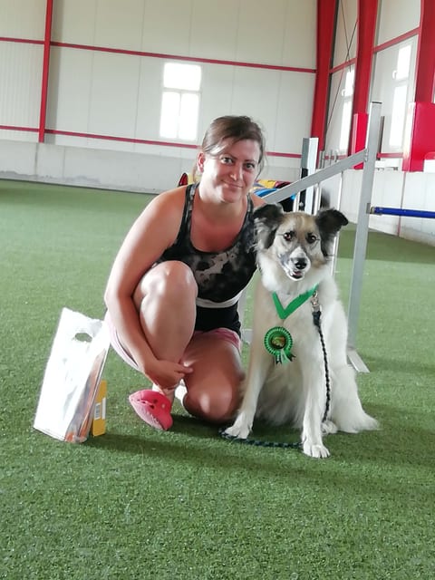 Mara und ich mit unserer Medaille und Snacks (Agility Funny Bones Trophy 2019 - 1. Tag 20.6.2019)