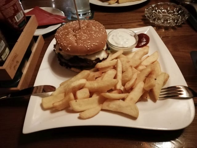 Burger mit Pommes nach dem Seminar