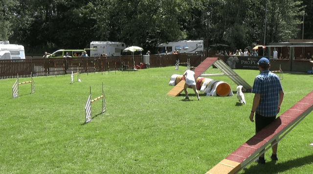 Mara rennt in den Tunnel (24. Pfingstbrunch 9.6.2019)