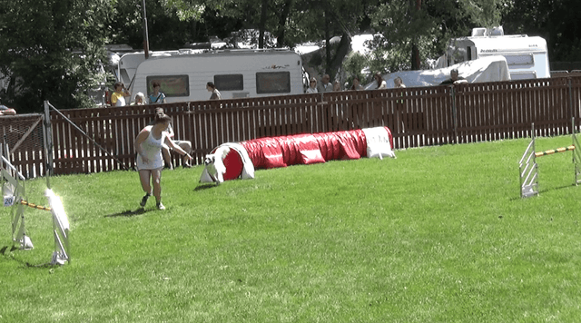 Mara rennt aus dem Tunnel heraus (24. Pfingstbrunch 9.6.2019)